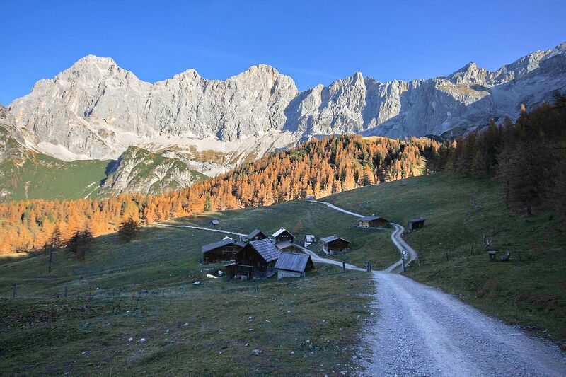 Datei:Neustattalm dachsteinsüdwand 11868 2015-11-04.jpg