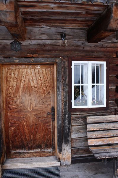 Datei:Quellbodenhütte-tür 31137 2013-11-19.jpg