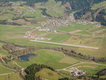 Blick von Nordwesten über den Alpenflugplatz Niederöblarn ins Gemeindezentrum.