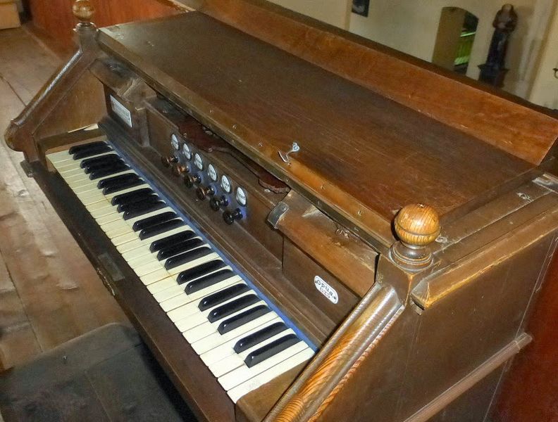 Datei:Klosterkirche Hl.Joseph orgel3.JPG