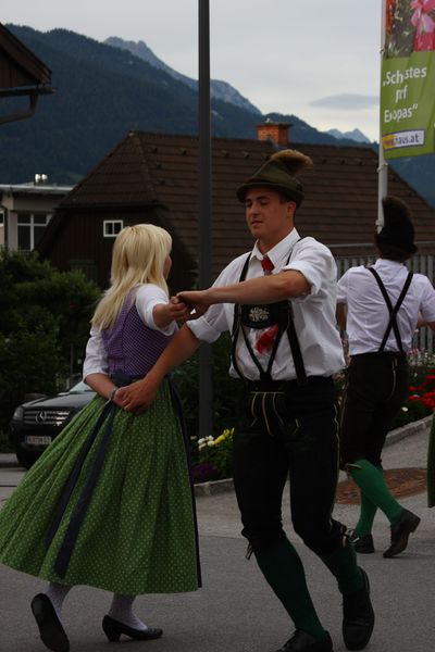 Datei:Schuhplattler weißenbach-haus 93701 2015-06-25.jpg