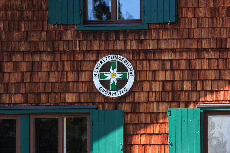 Datei:Rettungshundehütte stoder 09238 2019-09-10.jpg