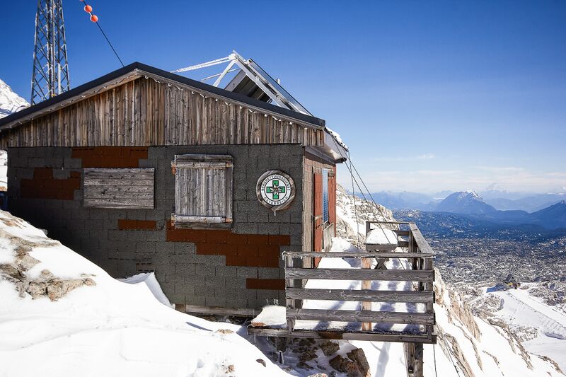 Datei:Bergrettungshütte gjaidsteinsattel-1002-2020-10-01.jpg