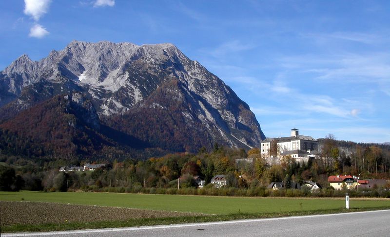 Datei:Grimming mit Schloss Trautenfels.jpg