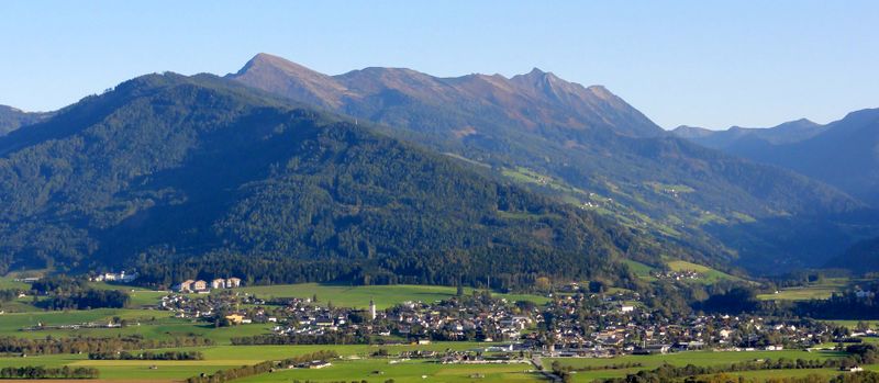 Datei:Irdning mit Schloss Pichlarn.jpg