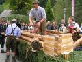Erntedankfest in Donnersbach 2004 Zimmerer beim Blockhausbau.JPG