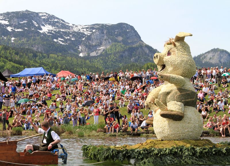 Datei:Narzissenfest Schweinchen.jpg