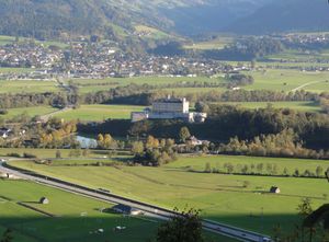 Schloss Trautenfels mit umgebender Landschaft.JPG