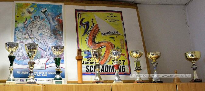 2025 11 28 Schladming Bahnhof Pokale-Plakate 04.jpg
