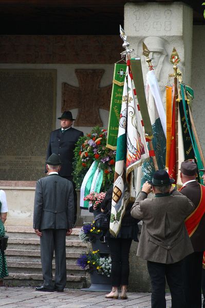 Datei:Kranzniederlegun ökb-schladming 27755 2016-06-25.jpg
