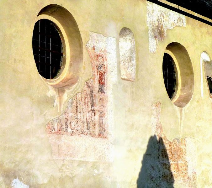 Datei:Johanneskirche Dietmannsdorf aussenfresken.JPG