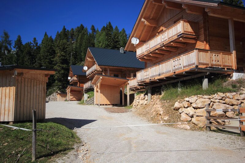 Datei:Holzwurmhütte -stoder 09525 2019-09-10.jpg