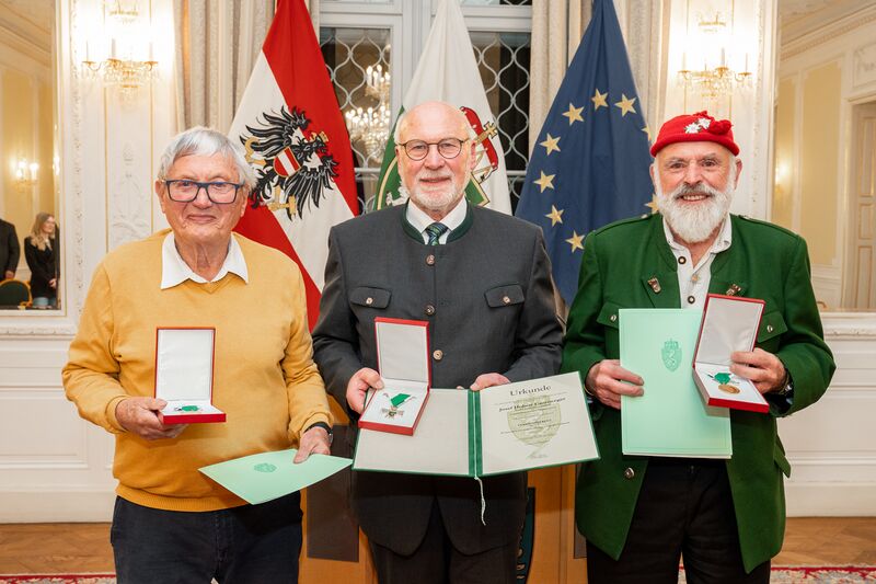 Datei:Geehrte der Lawinenkommission Hohentauern.jpg