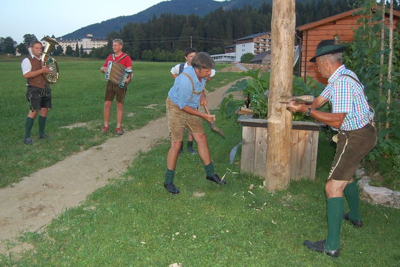 Datei:Maibaum-Umschneiden 02.JPG