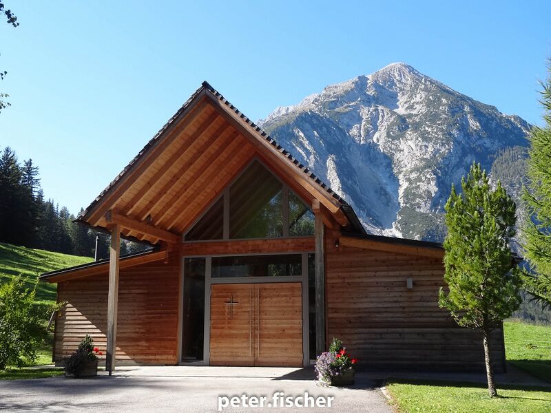 Datei:Aufbahrungshalle Pürgg mit Grimmingblick.jpg