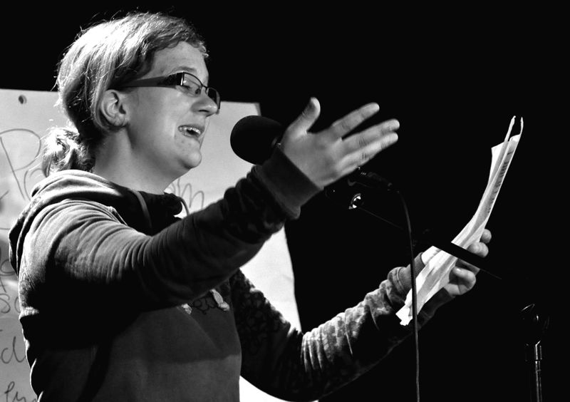 Datei:Poetry Slam Linda Madita.jpg