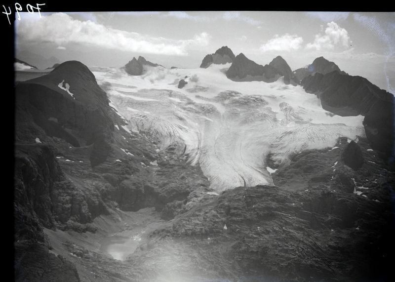 Datei:Dachsteinmassiv Hallstätter Gletscher 1933.jpg