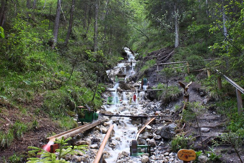 Datei:Wasserräder gradenbach 58589 2014-05-22.jpg