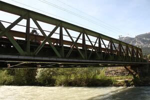 Eisenbahnbrücke haus 72636 2018-04-27.JPG