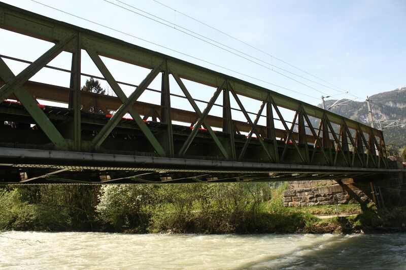 Datei:Eisenbahnbrücke haus 72636 2018-04-27.JPG