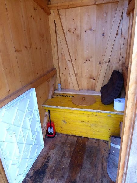 Datei:Irgbauer 000-plumpsklo.JPG