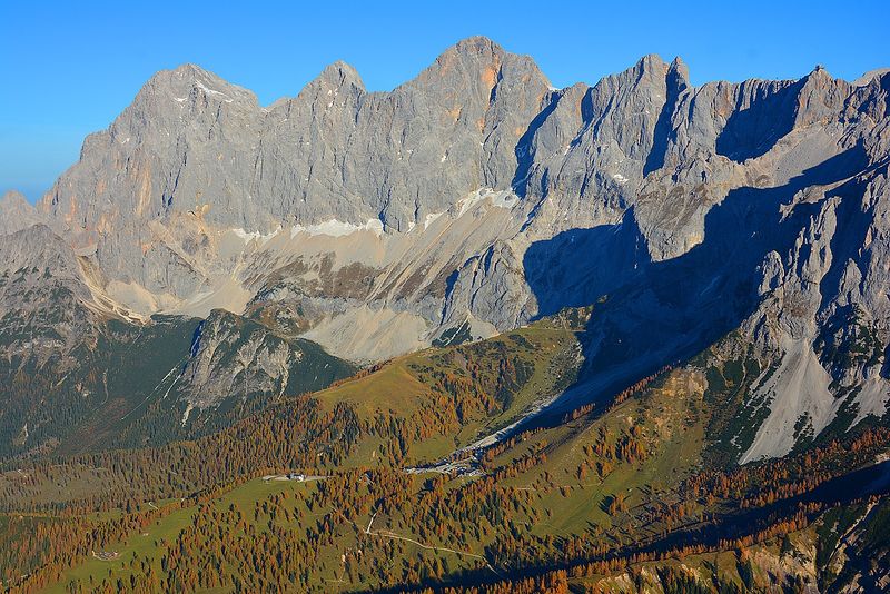 Datei:Dachsteinmassiv und Ramsau.jpg