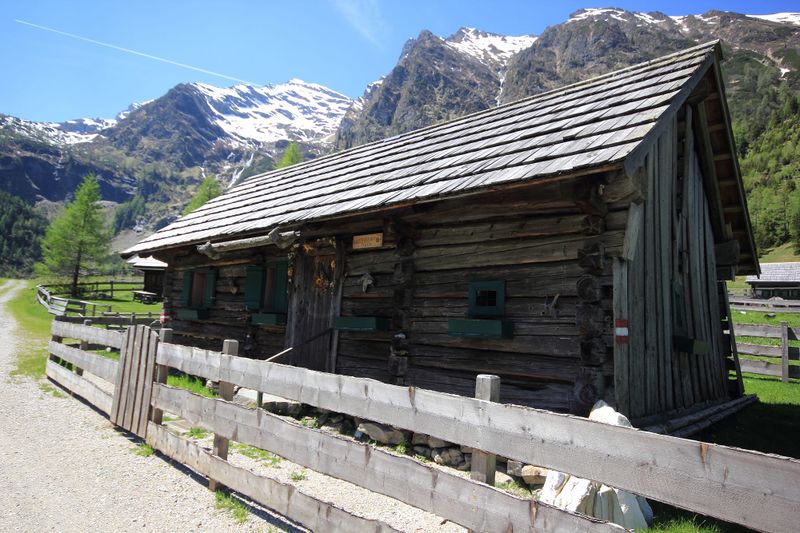 Datei:Hirtingerhütte sattental 46112 2017-05-19.jpg