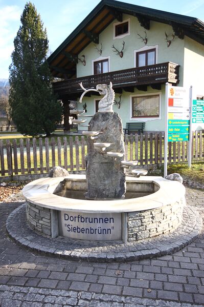 Datei:Dorfbrunnen siebenbrünn aich-1000-2015-12-13.jpg