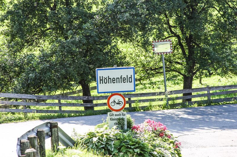 Datei:Ortstafel höhenfeld-30-2012-07-31.jpg