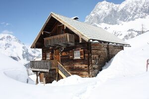 Almhütte im Schnee.jpg