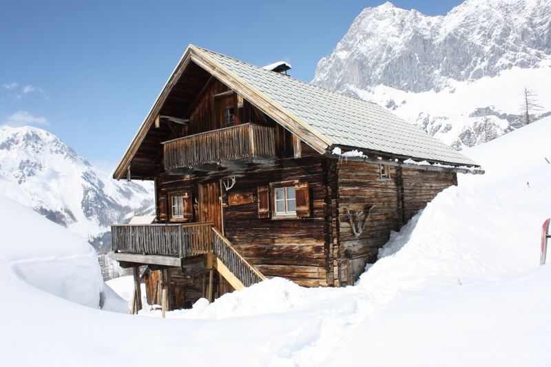 Datei:Almhütte im Schnee.jpg