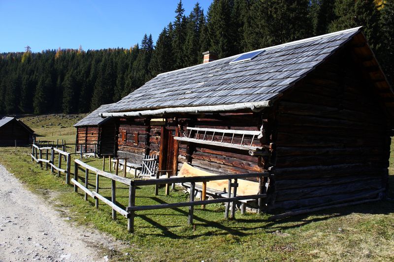 Datei:Osingerhütte viehbergalm 10605 2015-10-27.jpg