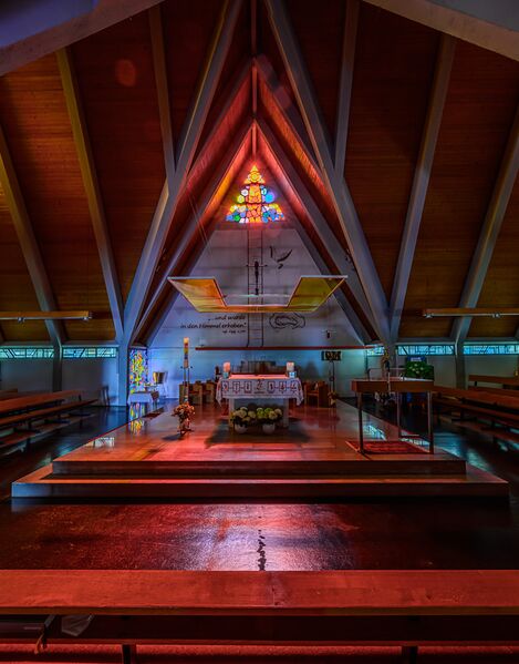 Datei:Pfarrkirche Christi Himmelfahrt Innenaufnahme.jpg