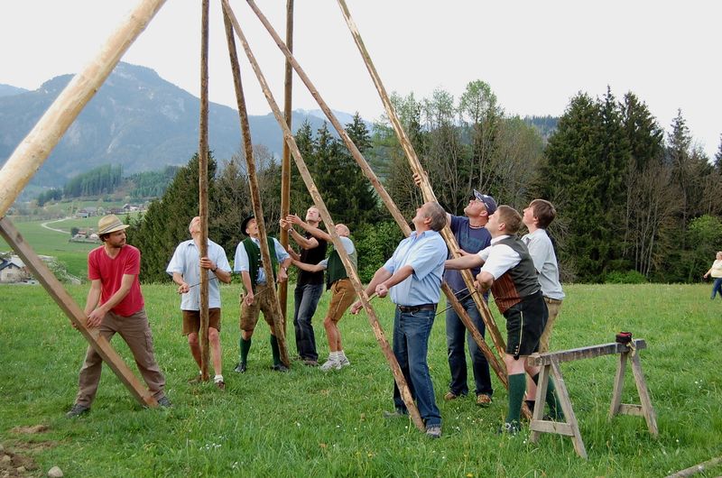 Datei:Maibaumaufstellen Irdning 05.JPG