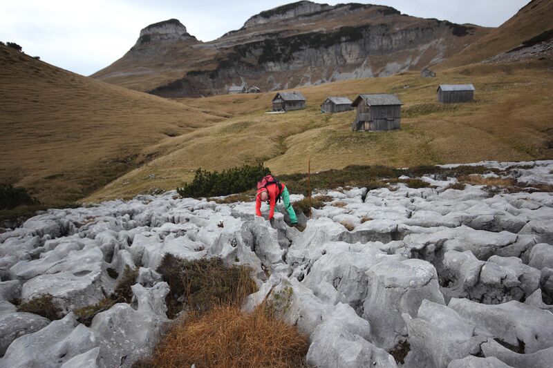 Datei:Karrenfeld Kuhntal loser-4103-2018-11-04.jpg