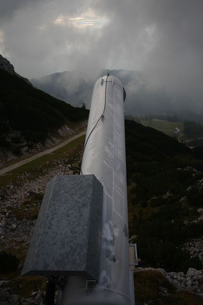 Datei:Lawinenstein sprengrohr 34457 2016-09-26.jpg