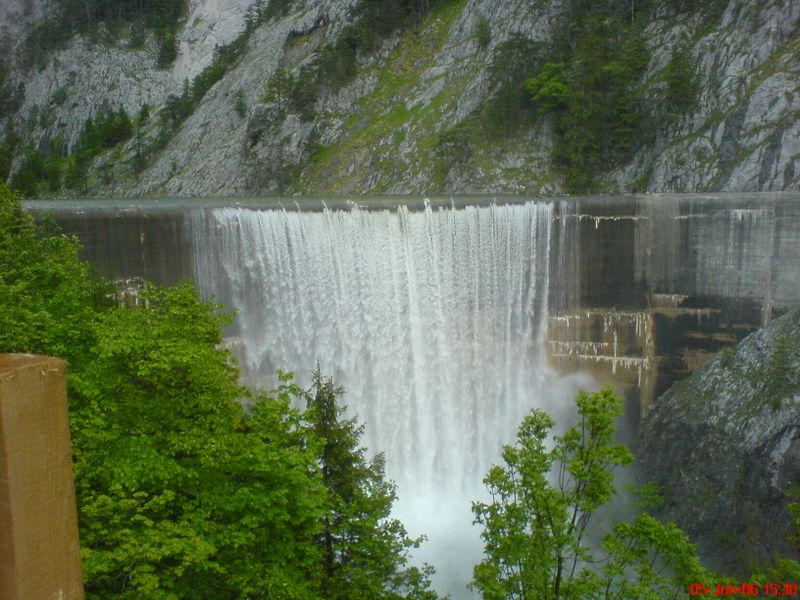 Datei:SalzaStausee geht ueber 2005.jpg
