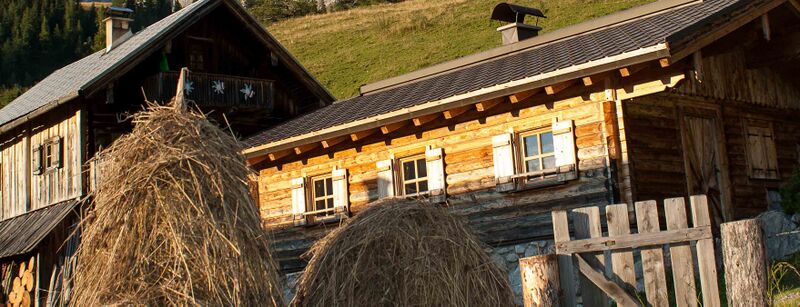 Datei:Neustattalm-Stoffen-Hütte2-2260x868.jpg