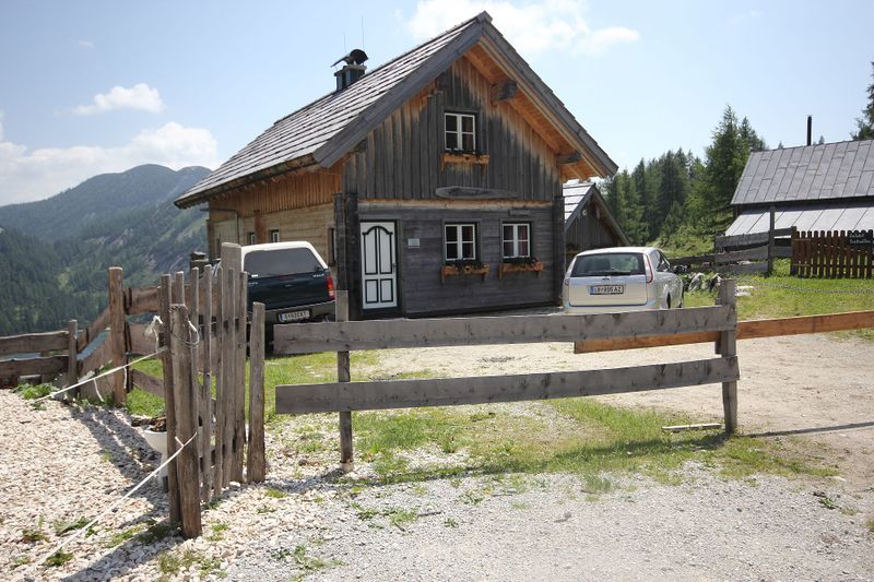 Datei:Almrauschhittn -steirersee 51460 2017-06-24.jpg