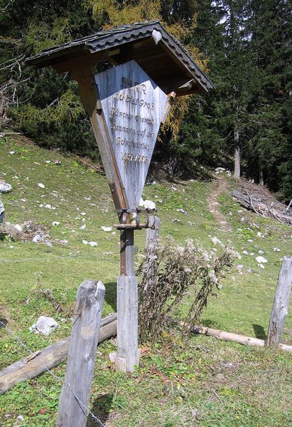 Datei:Sennerinnenkreuz Bärenfeuchtenalm6024.JPG
