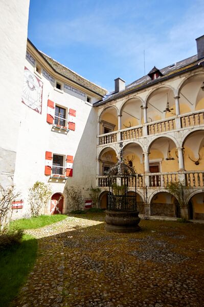 Datei:Innere Burghof-1019-2023-05-04.jpg