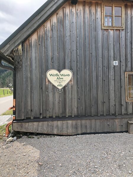 Datei:Weiße wand alm-1000-2022-04-30 (2).jpg