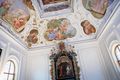 Schlosskapelle Trautenfels Altar Deckenfresko.jpg