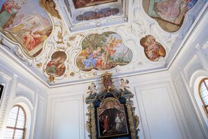 Schlosskapelle Trautenfels Altar Deckenfresko.jpg