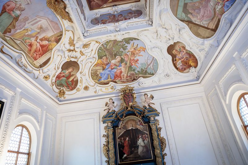 Datei:Schlosskapelle Trautenfels Altar Deckenfresko.jpg