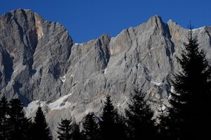 Dachsteinmassiv-südwand 24741 2008-11-05.jpg