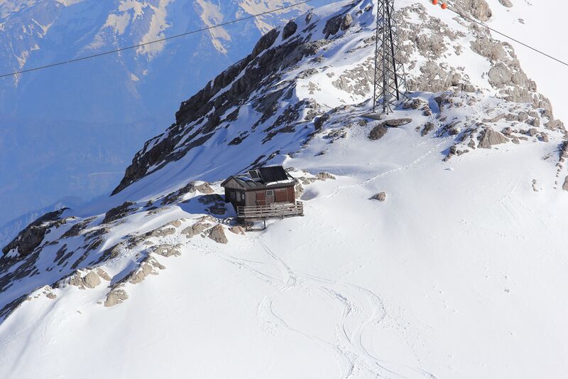 Datei:Bergrettungshütte gjadstein 99443 2019-04-16.jpg