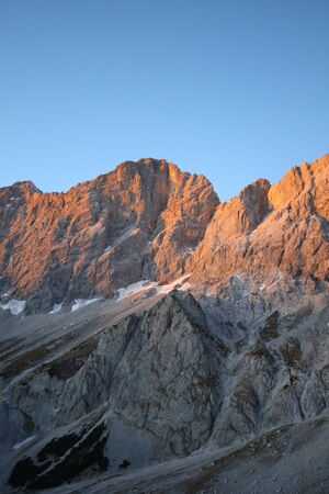 Dachsteinmassiv-südwand 24792 2008-11-05.jpg