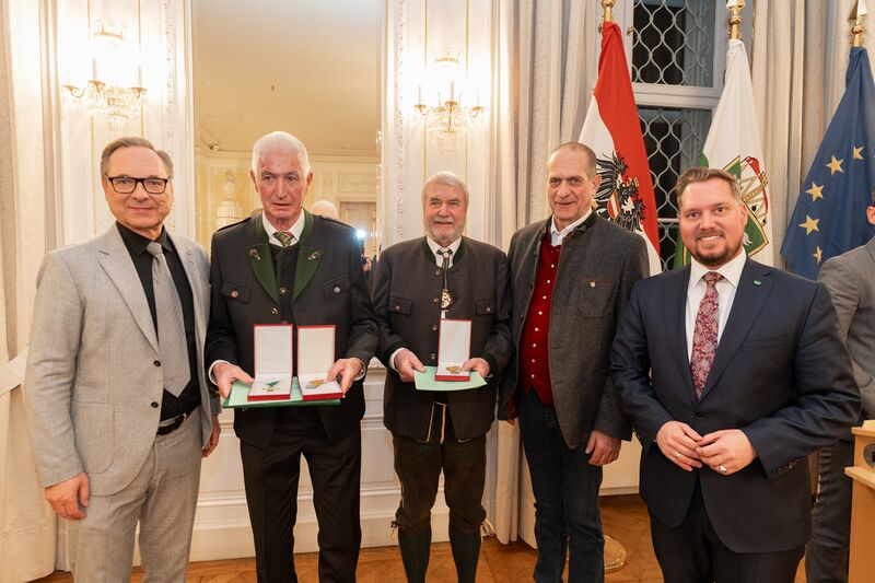 Datei:Geehrte der Lawinenkommission Donnersbach-Planneralm.jpg