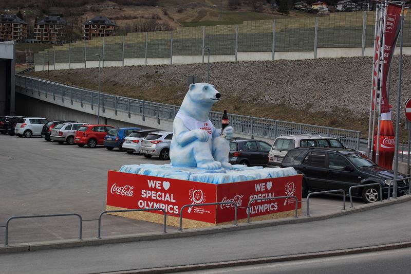 Datei:Cola-bär-spar spec-olymp17 39849 2017-03-17.jpg